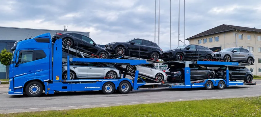 Autovežis su „Porsche“ automobiliais