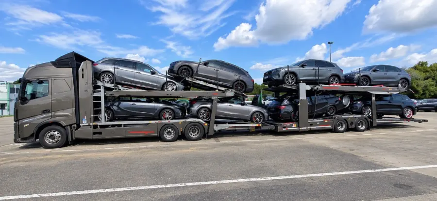 Pilnai pakrautas „Volvo“ autovežis su aštuoniais automobiliais