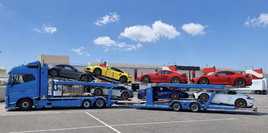 Mėlynas autovežis su sportiniais automobiliais